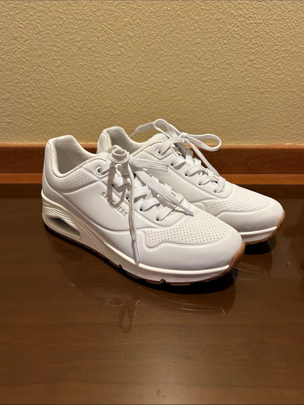 Skechers Women's White UNO Stand on Air White Street Sneakers